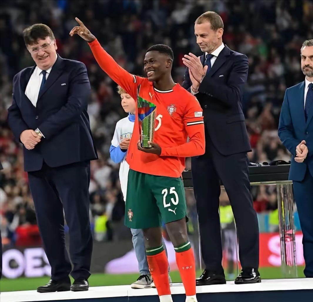 包含塞维利亚迎欧联关键赛；国际比赛日复出首秀；气氛紧张；球探报告显示潜力的词条海星体育在线观看