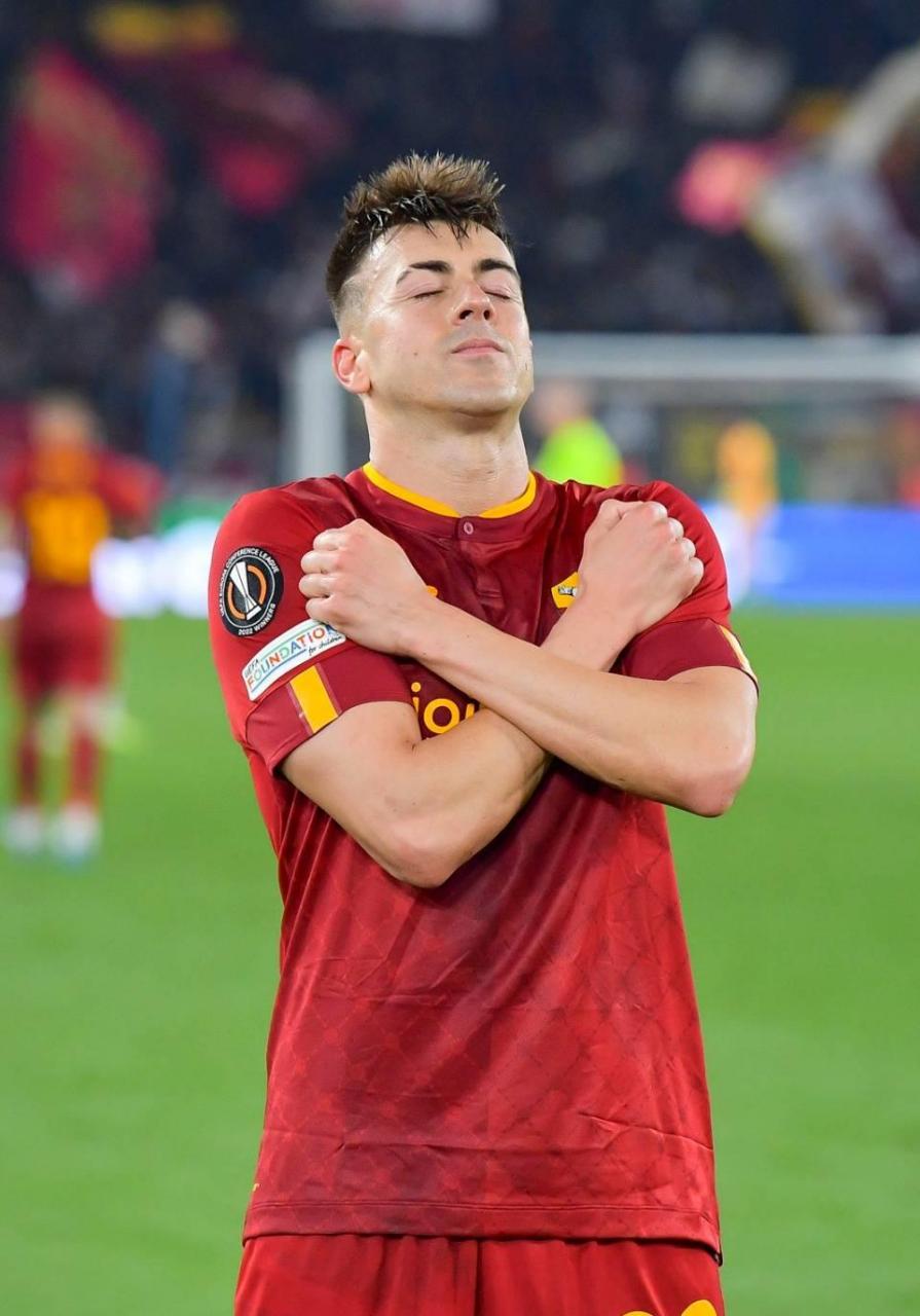 包含塞维利亚迎欧联关键赛；国际比赛日复出首秀；气氛紧张；球探报告显示潜力的词条