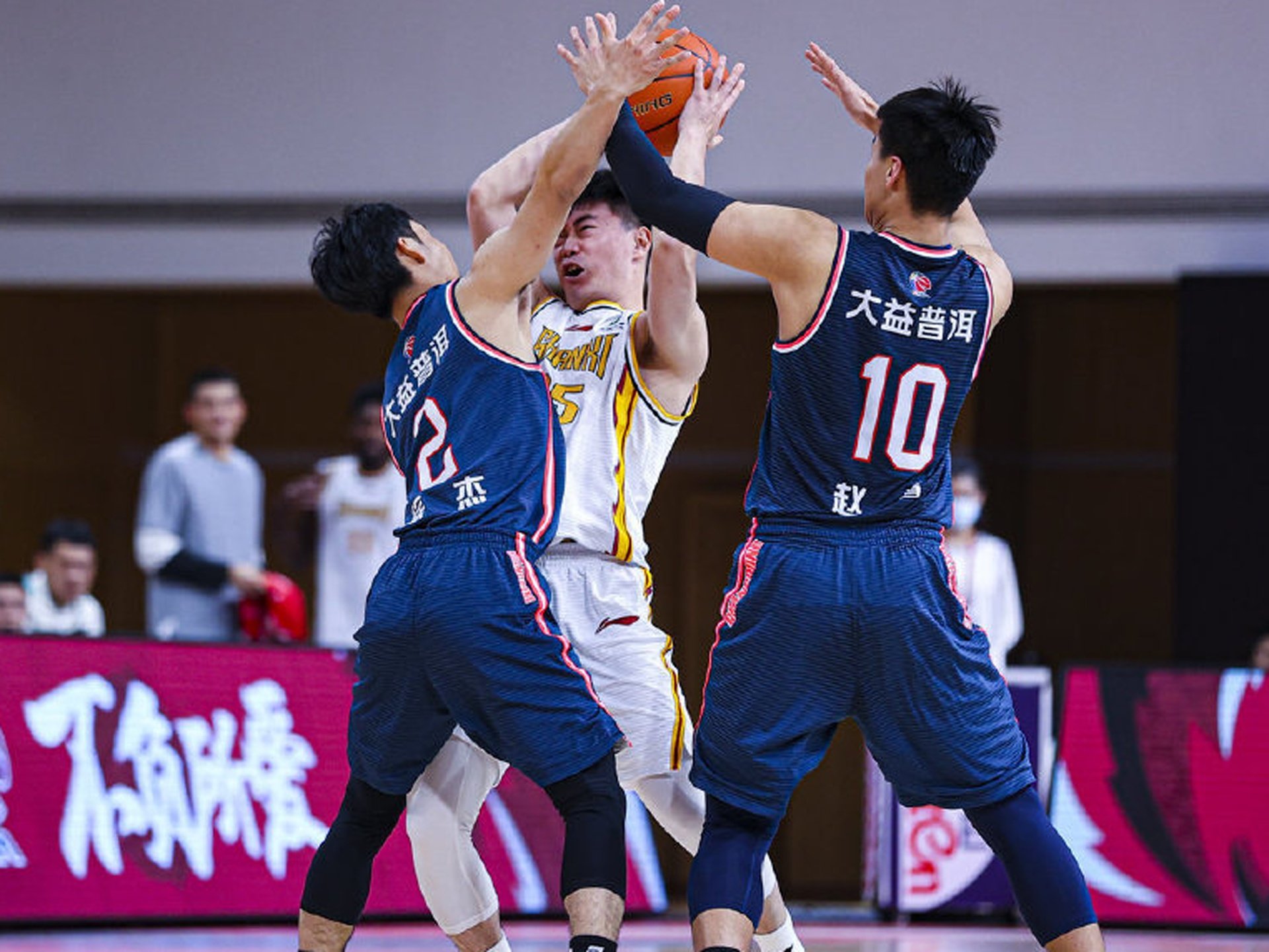 从今晨广厦男篮调整名单以备西甲到浙江稠州赛前队长鼓劲，里程碑夜金州勇士单刀错失的简单介绍海星体育在线观看